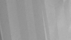 Cuando la bañera se llenó de agua, se volvió demasiado alta para la niña.