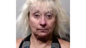 Becky Vreeland, de 60 años, está acusada de asesinato en primer grado y abuso infantil.