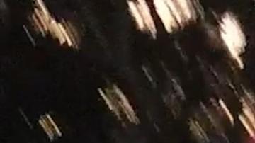 El sujeto elevó a la presunta ladrona con su montacargas.