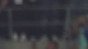 Jugadores y cuerpo técnico de Cruz Azul celebran con el trofeo Campeón de Campeones, tras vencer a Atlas en el Dignity Health Sports Park de Carson, Los Ángeles.