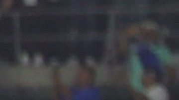 Jugadores y cuerpo técnico de Cruz Azul celebran con el trofeo Campeón de Campeones, tras vencer a Atlas en el Dignity Health Sports Park de Carson, Los Ángeles.