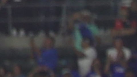 Jugadores y cuerpo técnico de Cruz Azul celebran con el trofeo Campeón de Campeones, tras vencer a Atlas en el Dignity Health Sports Park de Carson, Los Ángeles.