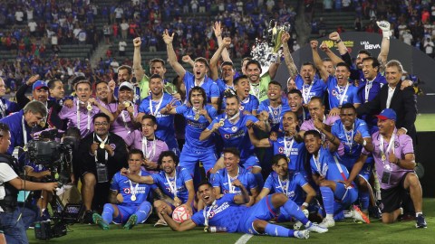 Jugadores y cuerpo técnico de Cruz Azul celebran con el trofeo Campeón de Campeones, tras vencer a Atlas en el Dignity Health Sports Park de Carson, Los Ángeles.