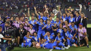 Jugadores y cuerpo técnico de Cruz Azul celebran con el trofeo Campeón de Campeones, tras vencer a Atlas en el Dignity Health Sports Park de Carson, Los Ángeles.
