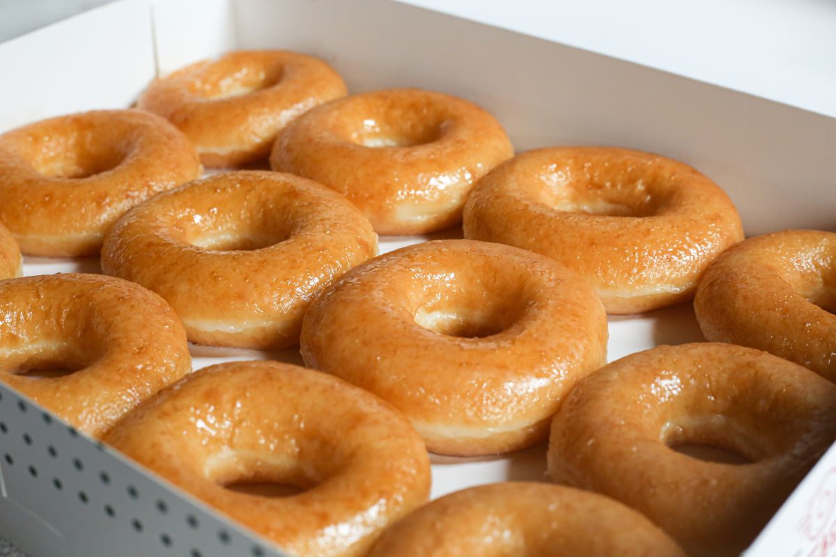 Krispy Kreme también dará una docena de donas a solo $1 dólar en la compra de otra.