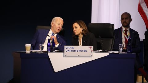 El presidente Joe Biden y la vicepresidenta Kamala Harris en la primera sesión plenaria de la Cumbre de las Américas.