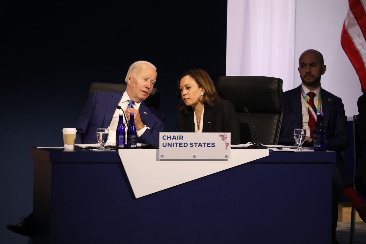 El presidente Joe Biden y la vicepresidenta Kamala Harris en la primera sesión plenaria de la Cumbre de las Américas.