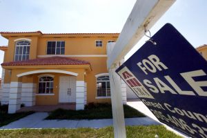 Las ventas de propiedades bajaron 3% en mayo en Estados Unidos, mientras las tasas de las hipotecas subieron a su máximo desde 2009