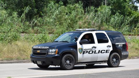 La policía de Houston descubrió un cuerpo con heridas de bala y fuego.