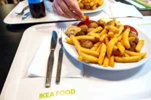 A pesar de ser tienda de muebles, IKEA sirve comida para hacerte gastar más
