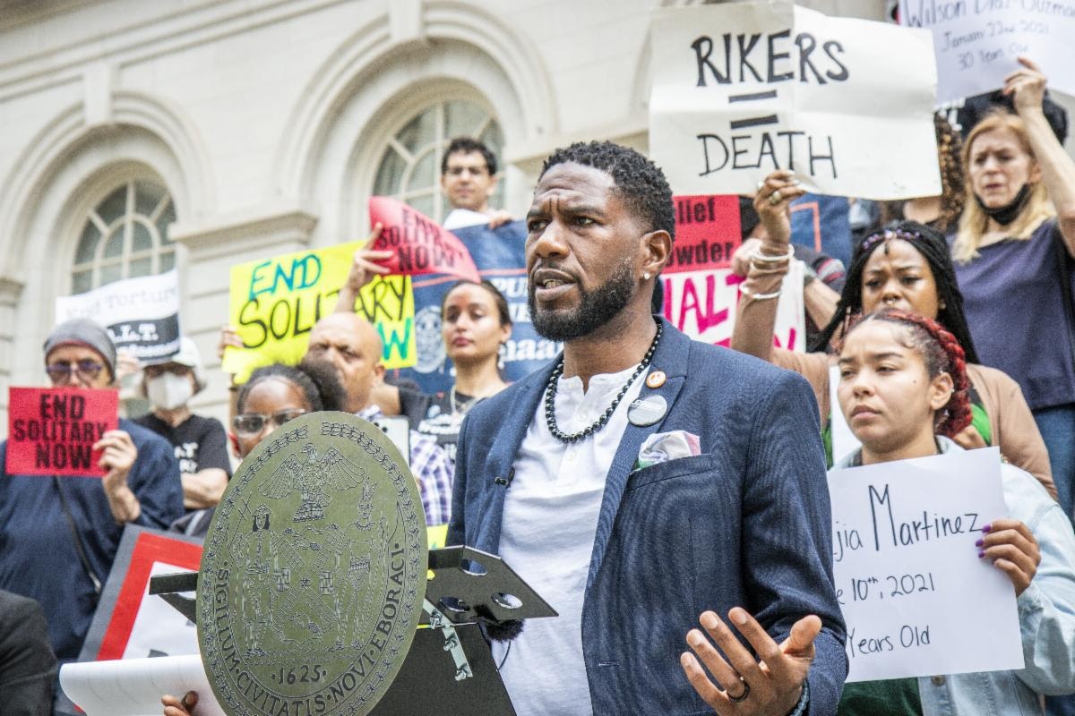 Jumaane Williams, defensor del pueblo de NYC, durante el lanzamiento del proyecto de ley.