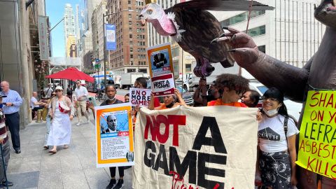 La marcha comenzó en el 40 West de la calle 57 y terminó en el 300 de Park Avenue frente a las oficinas de GoldenTree Asset Management.