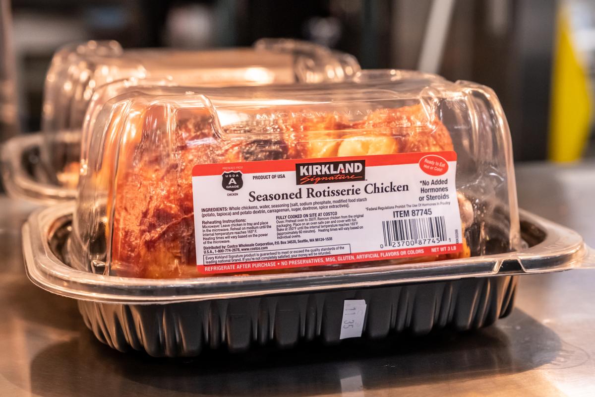 A pesar de la inflación, el pollo rostizado de Costco y otras tiendas sigue  costando lo mismo ¿por qué? - El Diario NY