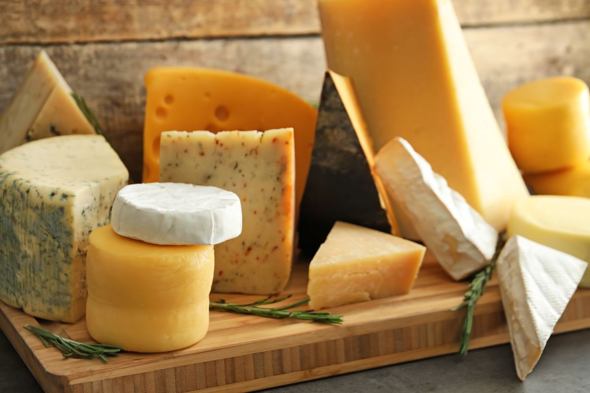 La mayoría de los quesos tienen un alto contenido de sodio; el exceso de sodio está relacionado con efectos negativos para la salud del corazón.