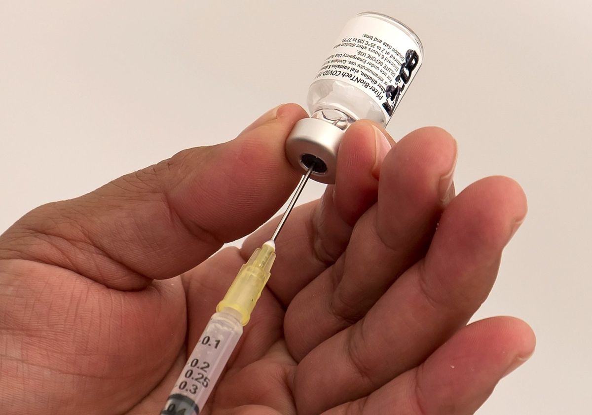 El Covid es un virus que muta constantemente y por ende, se necesitan varios refuerzos de la vacuna.