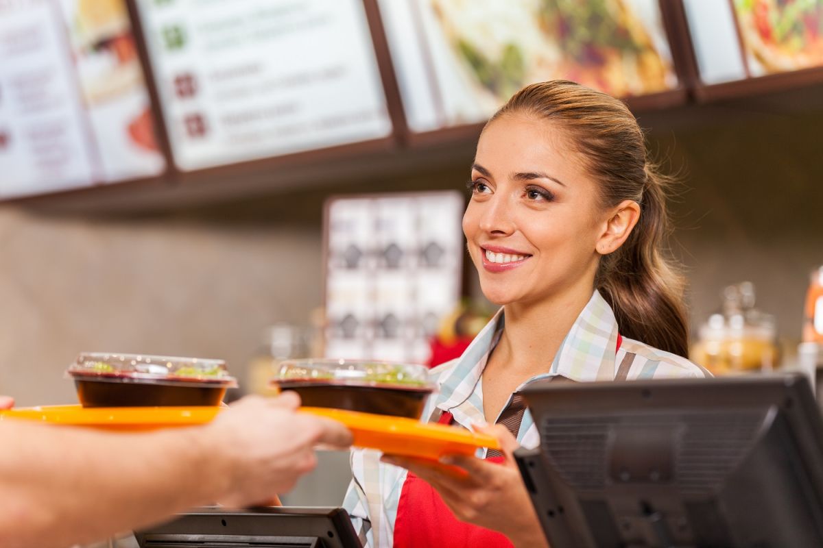 En el estudio ACSI, los clientes calificaron mejor a los restaurantes de servicio completo que a los restaurantes de comida rápida.