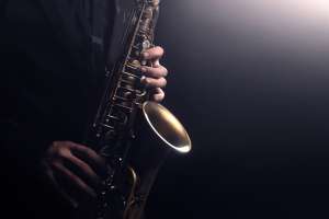 Saxofonista que fue arrestado por tocar en el metro de Nueva York recibe $100 mil en donaciones