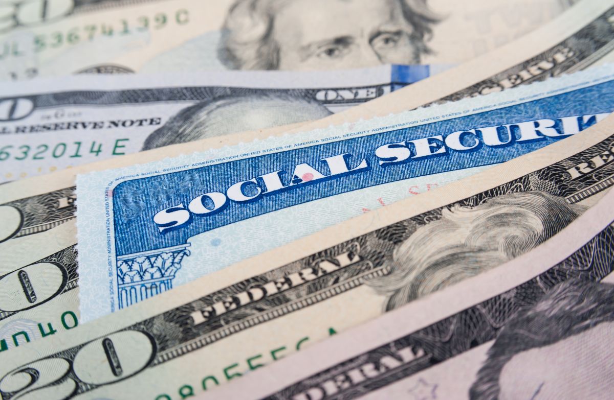 El cheque mensual promedio del Seguro Social actualmente es de aproximadamente $1,658, por lo que agregar $200 dólares representaría un aumento del 12%. 
