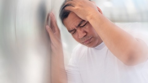 La amnesia y el pensamiento lento son unos de los síntomas a los que hay que prestar especial atención./Shutterstock