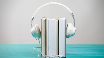 Books,And,Headphones,On,Turquoise,Table,In,Audiobook,Concept.,Othis