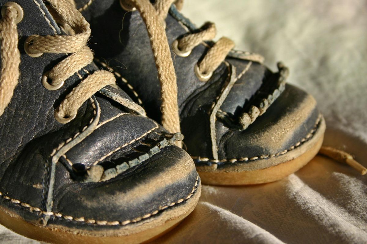 El alumno se quedó con sus zapatos desgastados y los nuevos se los dio a su mamá.