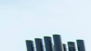 Vista exterior del crucero de Disney con sus "dos capitanes".