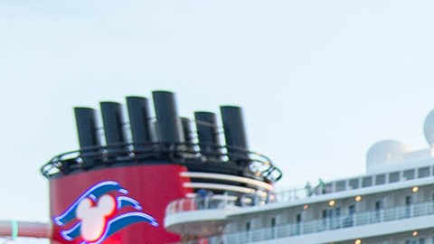 Vista exterior del crucero de Disney con sus "dos capitanes".