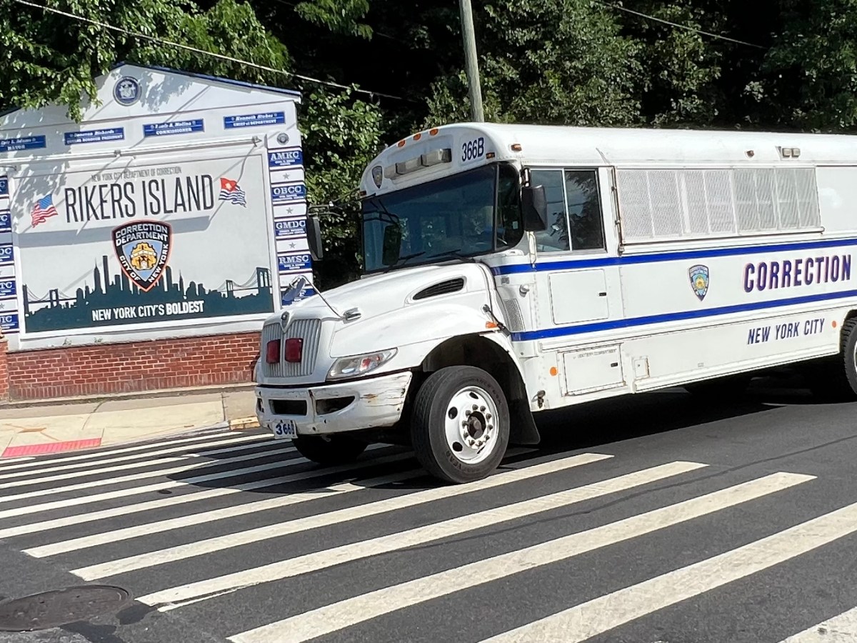 Dos latinas guardias de seguridad traficaban drogas en Rikers Island, la mayor cárcel de Nueva York: acusación del FBI