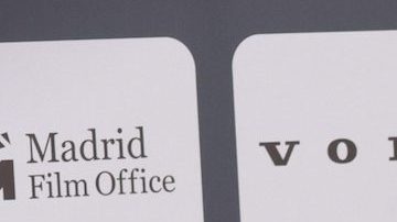 Belinda besa a la actriz Lola Rodríguez y a la drag queen Valentina durante evento LGBT+ en España.