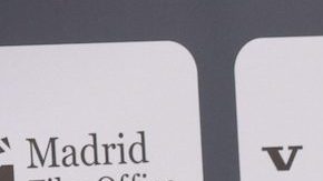 Belinda besa a la actriz Lola Rodríguez y a la drag queen Valentina durante evento LGBT+ en España.