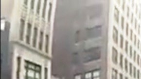 El sospechoso frente al caballo NYPD.