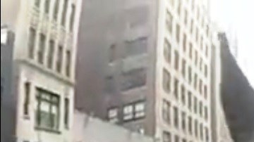 El sospechoso frente al caballo NYPD.