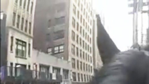 El sospechoso frente al caballo NYPD.