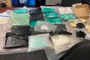 40 libras de droga valorada en $3 millones y armas cargadas estaban escondidas en hogar hispano cerca de tribunal en Nueva York