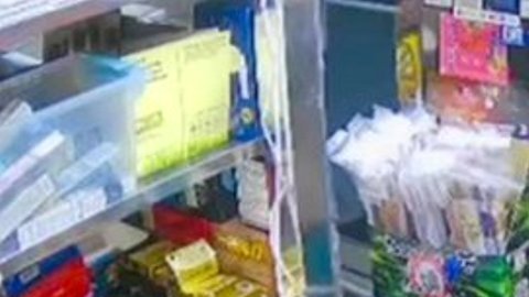 Bodeguero José Alba en el ataque captado por cámara de seguridad en 2022.