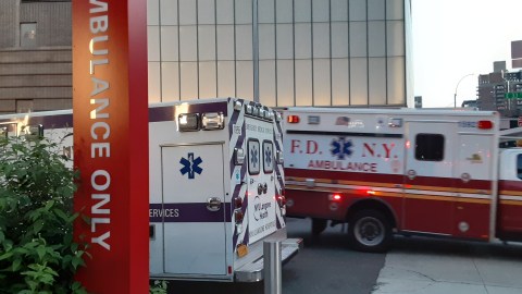 Ambulancias en hospital de NYC.