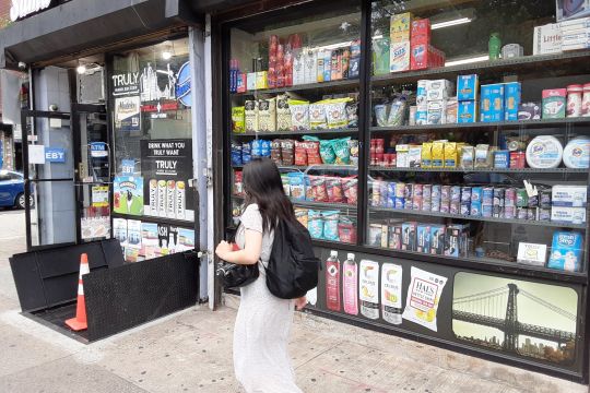 Murió acuchillado en disputa por cigarrillos: tragedia en bodega en Queens, Nueva York