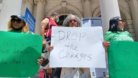 En las calles de la ciudad de Nueva York asociaciones empresariales y comunitarias exigen que se eliminen los cargos al bodeguero dominicano.