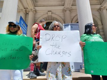 En las calles de la ciudad de Nueva York asociaciones empresariales y comunitarias exigen que se eliminen los cargos al bodeguero dominicano.