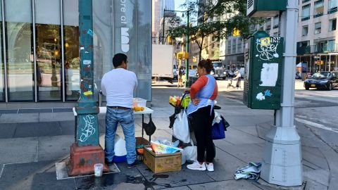 En días de calor aparecen miles de comerciantes en las aceras que corren el riesgo de ser multados o simplemente desalojados