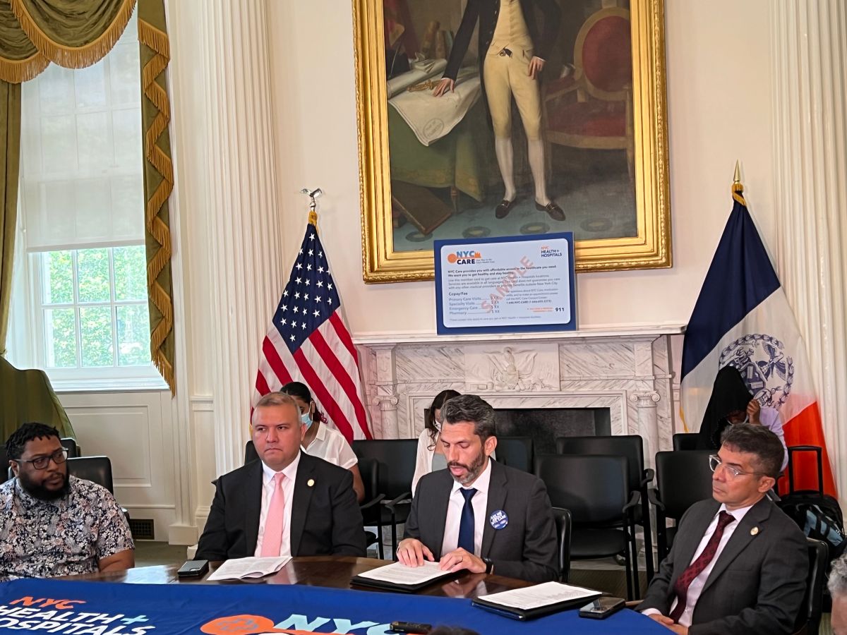 El comisionado de la Oficina de Asuntos de Inmigrantes de la Alcaldía (MOIA), Manuel Castro, y el Director Ejecutivo de NYC Care de Health + Hospitals (H+H), Dr. Jonathan Jiménez
