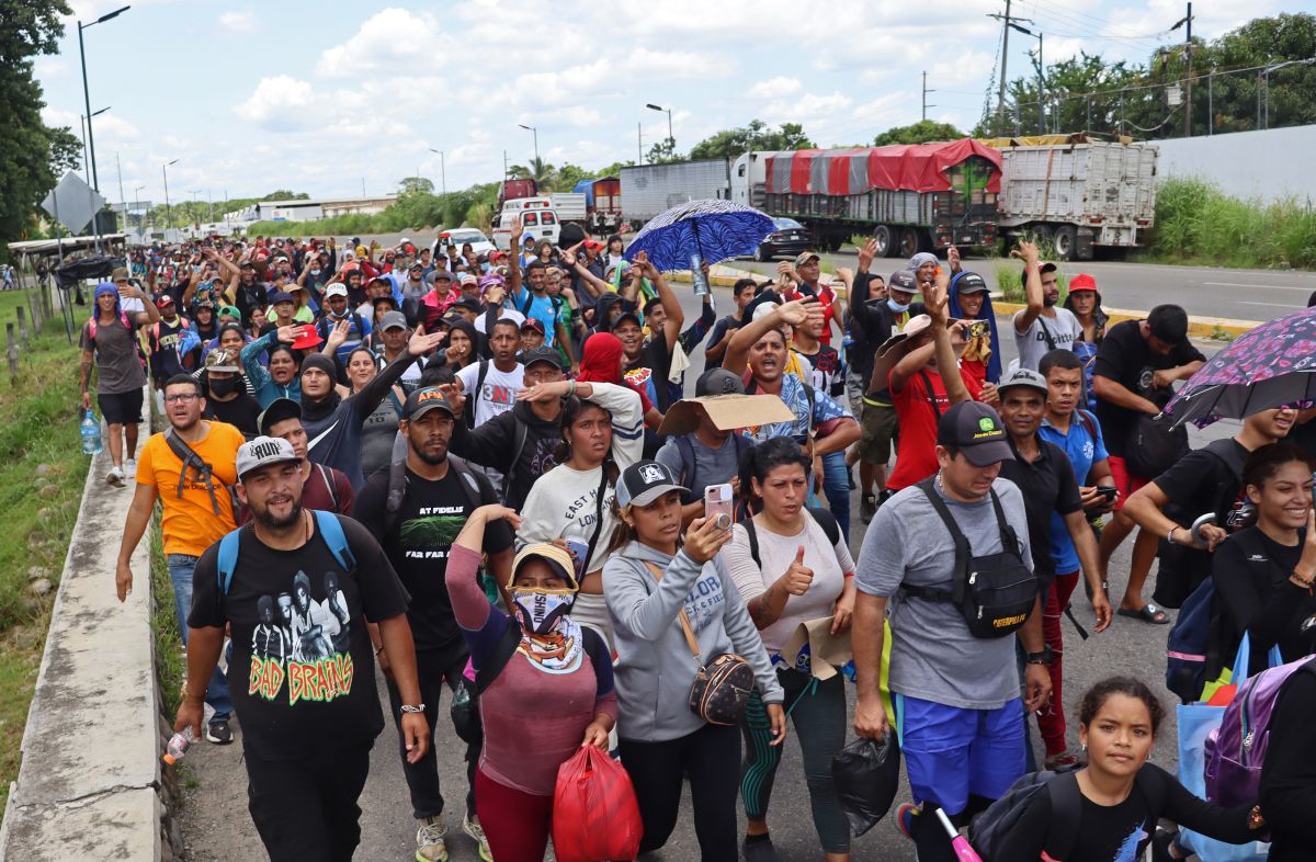 Cientos de migrantes caminan en caravana en el municipio de Tapachula, en el estado de Chiapas. 