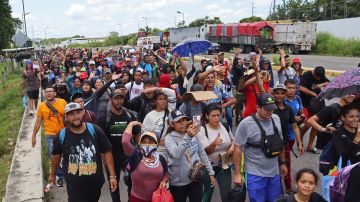 Cientos de migrantes caminan en caravana en el municipio de Tapachula, en el estado de Chiapas.