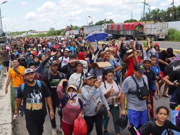 Cientos de migrantes caminan en caravana en el municipio de Tapachula, en el estado de Chiapas.