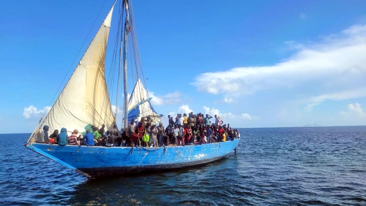 El velero varado con decenas de inmigrantes, tras ser interceptado en las inmediaciones de Cayo Boca Chita, al sur de Florida.