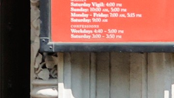 Donald Trump observa el ataúd de su ex esposa Ivana en Manhattan.