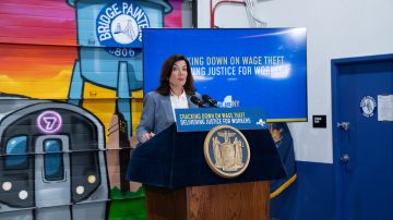 La gobernadora Kathy Hochul dijo que Nueva York perseguirá a los patronos codiciosos que le roban el salario a los trabajadores.