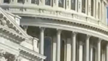 El congresista de Nueva York, Adriano Espaillat, patrocina la reforma a la Ley de Registro.