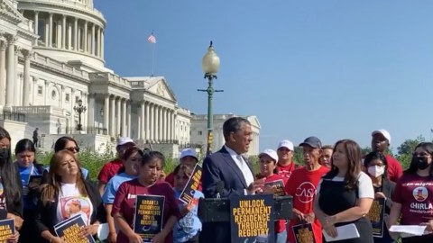 El congresista de Nueva York, Adriano Espaillat, patrocina la reforma a la Ley de Registro.