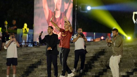 Paulo Dybala durante su presentación oficial con el AS Roma.